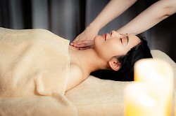 マッサージ　トリートメント　アロマ　アロマトリートメント　フェイシャルマッサージ　エステ　デコルテマッサージ　美肌　疲れ　肩こり