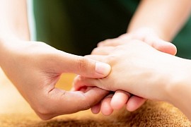 アロマトリートメント　マッサージ　エステ　リラックス　疲れ　幸せ　癒し　美容　健康　肩こり　冷え　むくみ　リラクゼーション